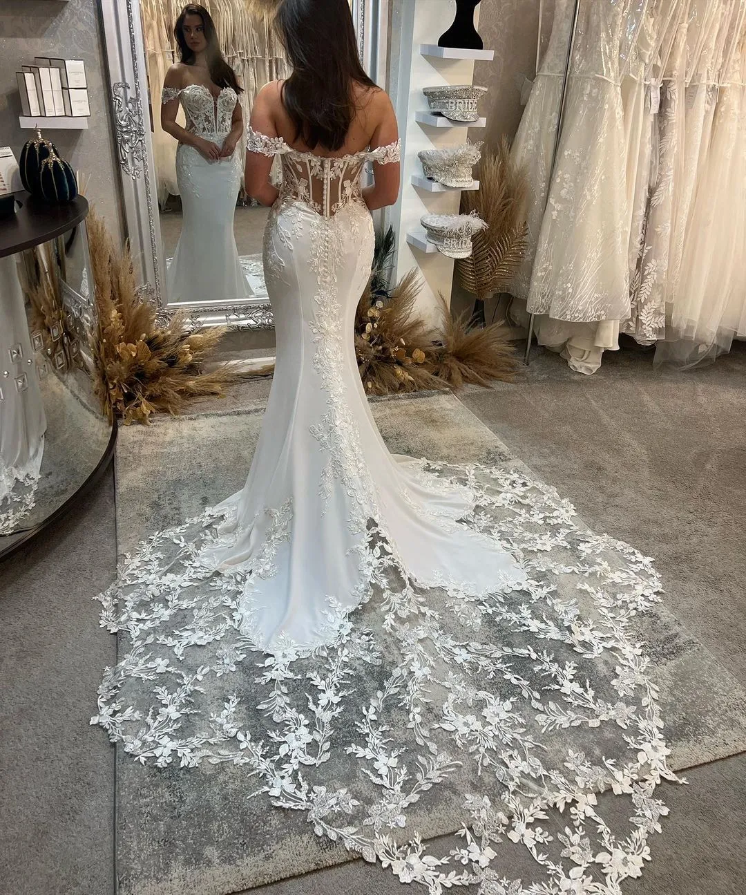 Exquisite Floor Length Sweetheart Sleeveless Off-The-Shoulder Mermaid Lace Wedding Dress